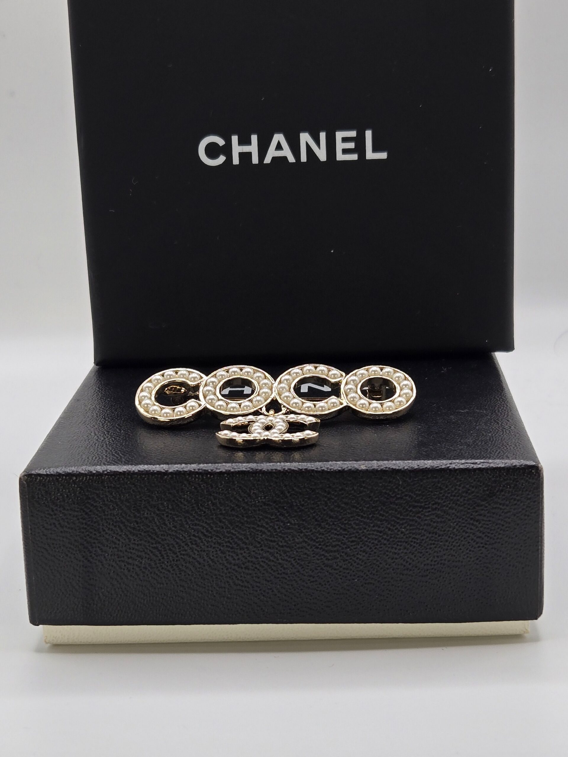 Chanel 21S Faux Pearl COCO CC Brooch – Light Gold-Tone