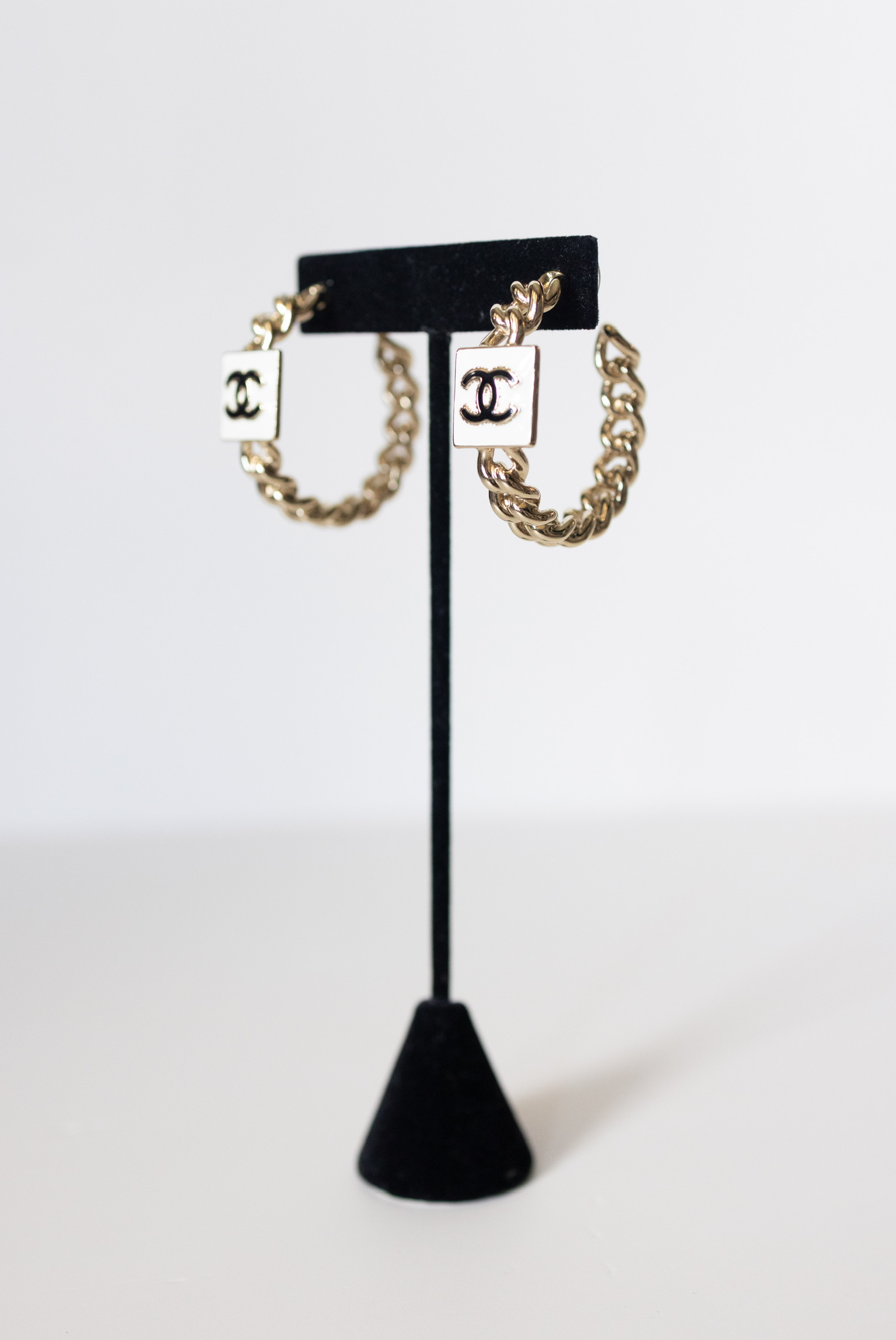 Chanel B22A Gold-Tone Chain Hoop Earrings with White CC Logo – 1.5"