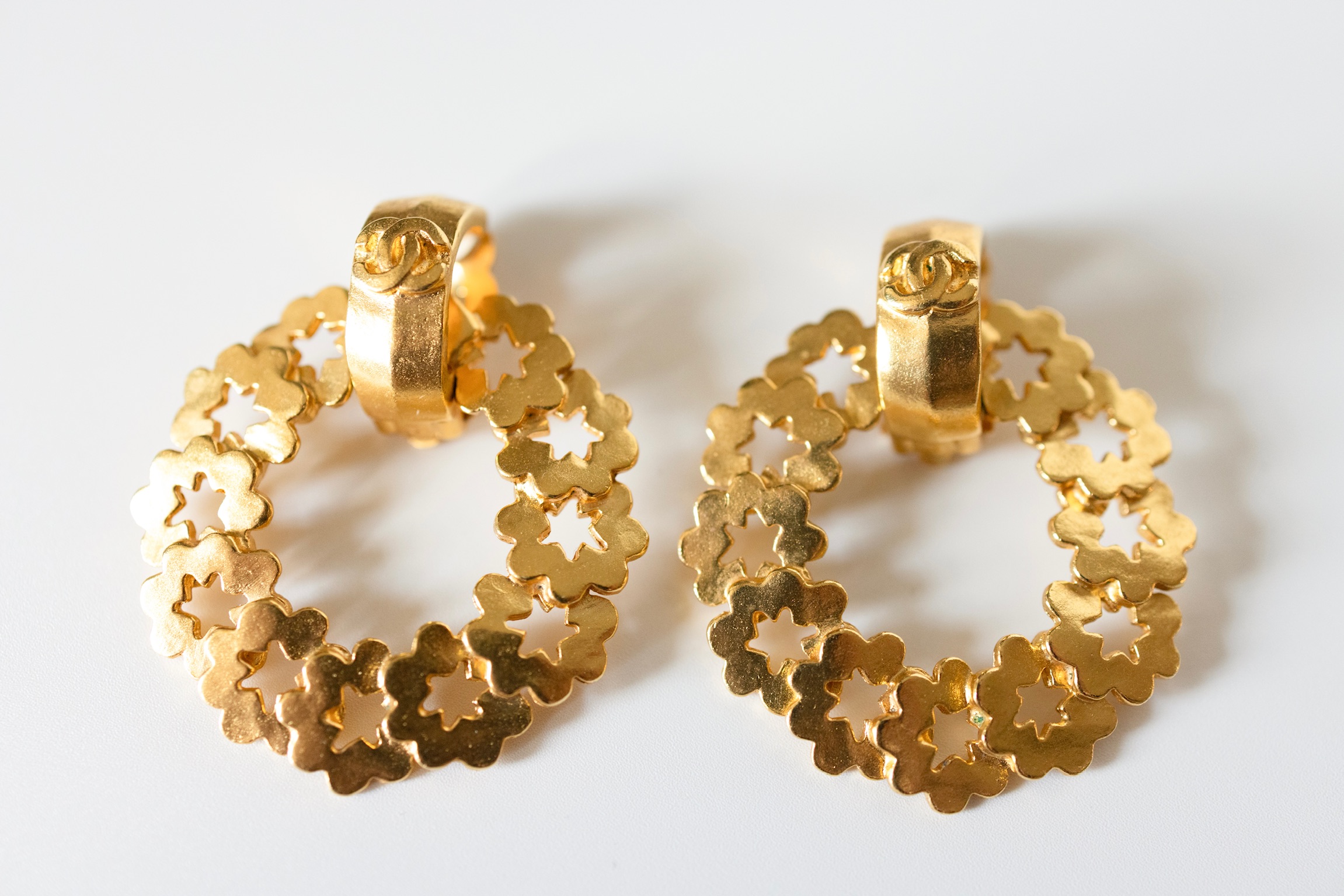 Chanel 96P Gold-Tone Floral Convertible Hoop Earrings – 2"