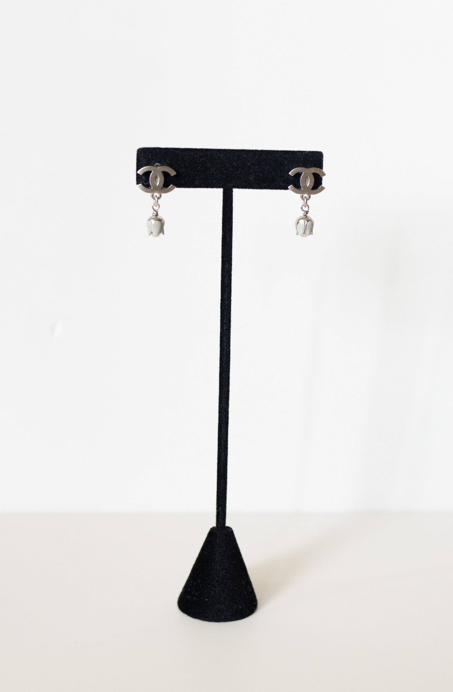 Chanel 05A Silver-Tone CC Tulip Drop Earrings with Original Box – 1"