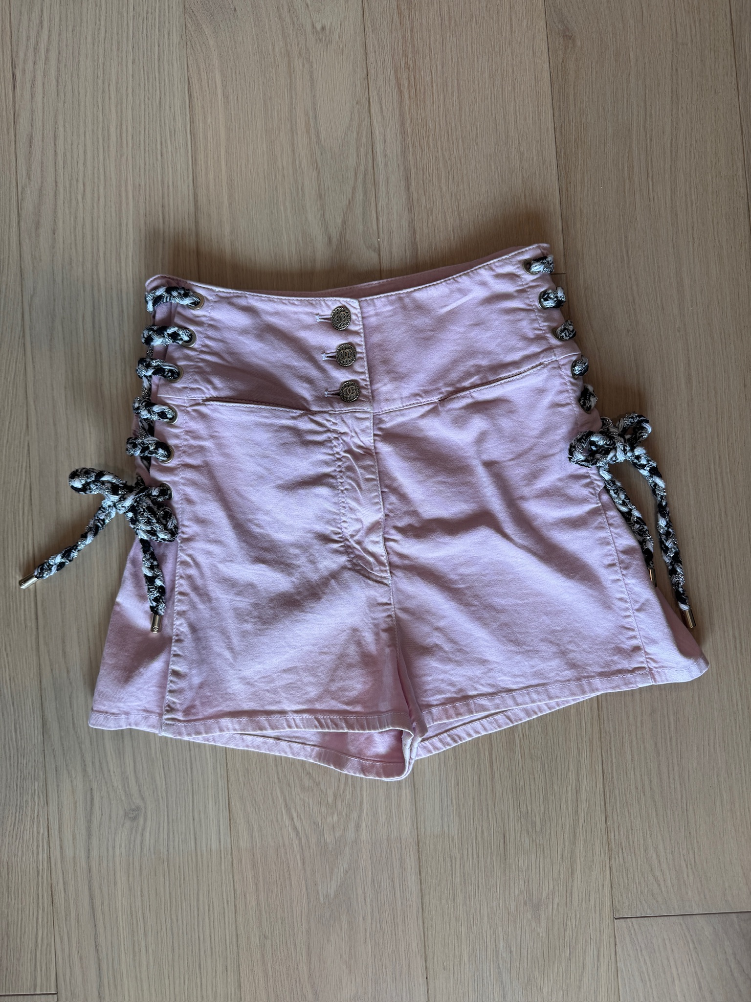 Chanel 2019 Cruise pink high-waisted lace-up shorts with CC buttons, size 36